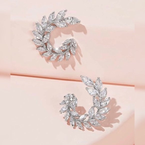 3/$30 DELICATE CRYSTAL LEAVES SILVER EARRINGS STUD - Picture 7 of 10